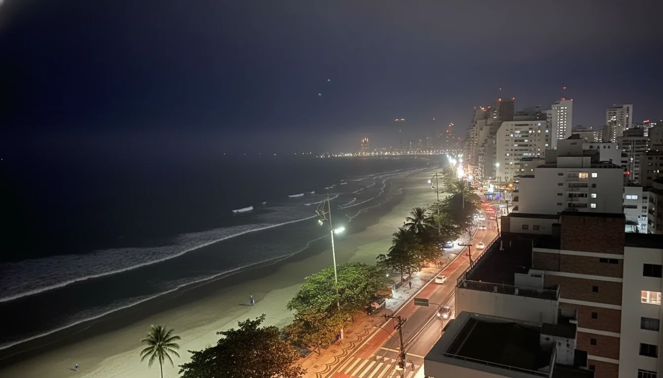Vista panorâmica dos elevadores na Passarela da Barra em Balneário Camboriú